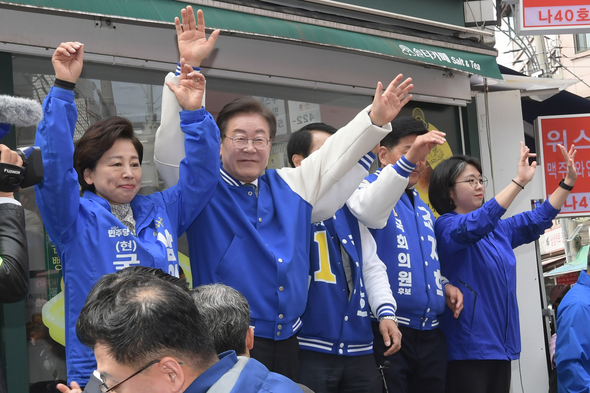 ▲<YONHAP PHOTO-2678> 잠실 새마을전통시장 찾은 이재명 대표    (서울=연합뉴스) 이정훈 기자 = 더불어민주당 이재명 대표가 24일 서울 송파구 잠실 새마을전통시장을 방문해 시민들에게 인사를 하고 있다. 2024.3.24 [공동취재]    uwg806@yna.co.kr/2024-03-24 12:33:14/<저작권자 ⓒ 1980-2024 ㈜연합뉴스. 무단 전재 재배포 금지, AI 학습 및 활용 금지>