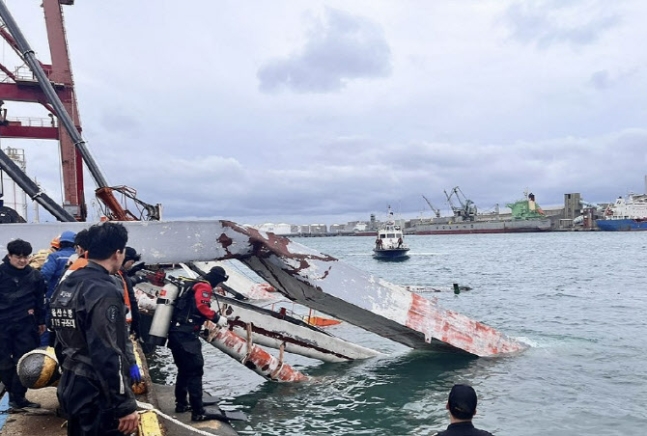 ▲24일 오전 울산시 울주군 온산항 정일 컨테이너 터미널에서 보강 작업 중인 대형 크레인이 무너져 구조물 일부가 바다에 빠져 있는 모습. (연합뉴스)