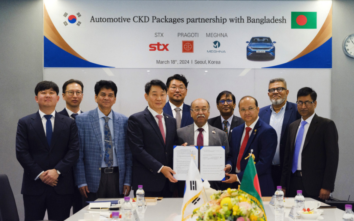 ▲18일 서울 중구 STX 본사에서 STX와 프라고티 인더스트리 관계자들이 ‘자동차 CKD 패키지 공급을 위한 업무협약’ 체결 후 기념 촬영을 하고 있다. (사진제공=STX)