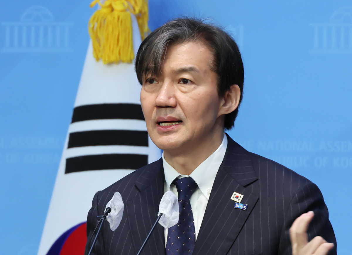 ▲<YONHAP PHOTO-2284> '검찰의 민간인 불법 사찰 고발' 기자회견 하는 조국 대표    (서울=연합뉴스) 이정훈 기자 = 조국혁신당 조국 대표가 25일 국회 소통관에서 '검찰의 민간인 불법 사찰 고발' 기자회견을 하고 있다.     이날 조국 대표는 "뉴스버스 보도에 따르면 검찰이 수사 과정에서 범위를 벗어난 압수수색으로 얻은 민감한 개인정보와 폐기해야 되는 사생활 정보를 보관하고 활용하고 있다"며 "수사와 관련 없는 정보는 즉각 폐기해야 한다"고 밝혔다. 2024.3.25     uwg806@yna.co.kr/2024-03-25 10:33:00/<저작권자 ⓒ 1980-2024 ㈜연합뉴스. 무단 전재 재배포 금지, AI 학습 및 활용 금지>