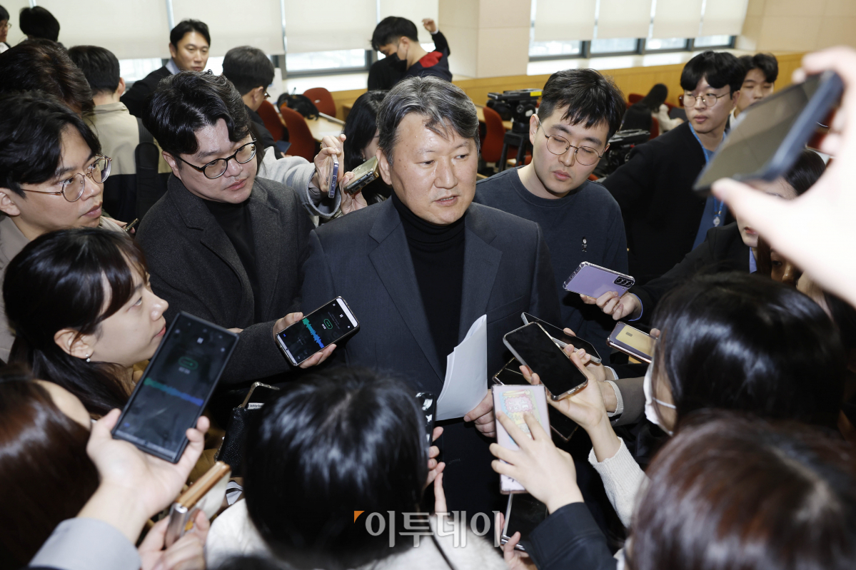 ▲김창수 전국의과대학교수협의회 총회장이 25일 서울 서대문구 연세의료원 종합관에서 열린 전국의괴대학 교수협의회 기자회견을 마친 후 취재진의 질문에 답하고 있다. 조현호 기자 hyunho@