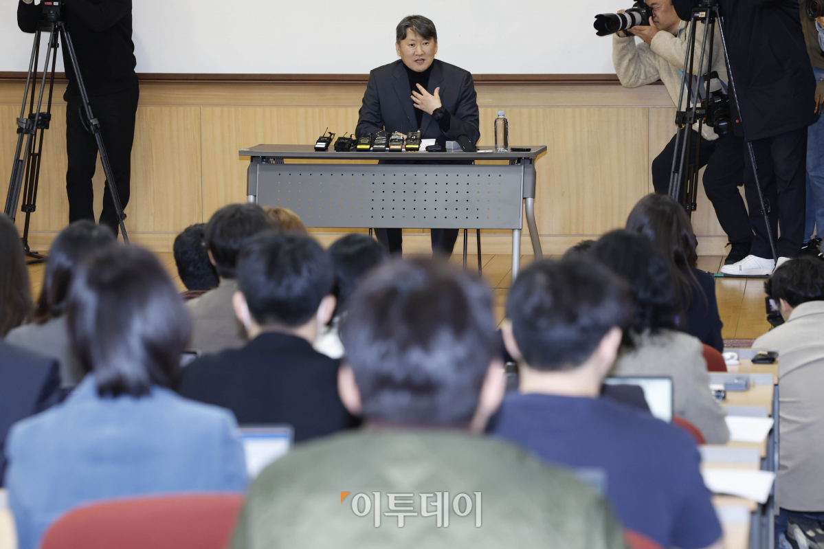 ▲김창수 전국의과대학교수협의회 총회장이 25일 서울 서대문구 연세의료원 종합관에서 열린 전국의괴대학 교수협의회 기자회견에서 발언하고 있다. 조현호 기자 hyunho@