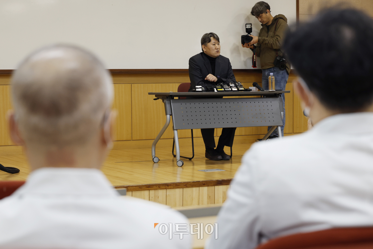 ▲김창수 전국의과대학교수협의회 총회장이 25일 서울 서대문구 연세의료원 종합관에서 열린 전국의괴대학 교수협의회 기자회견에서 발언하고 있다. 조현호 기자 hyunho@