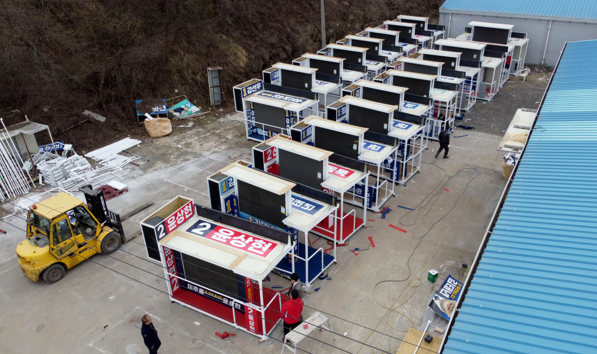 ▲4·10 총선 공식선거운동 개시를 사흘 앞둔 25일 경기 여주시의 한 차량광고업체에서 국회의원선거에 출마한 후보들의 유세차량이 제작되고 있다. 선거운동기간은 28일부터 총선 전날인 내달 9일까지다. 신태현 기자 holjjak@