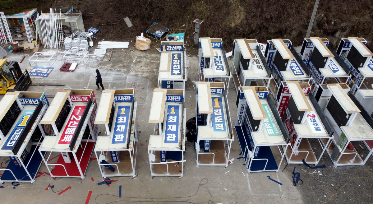 ▲4·10 총선 공식선거운동 개시를 사흘 앞둔 25일 경기 여주시의 한 차량광고업체에서 국회의원선거에 출마한 후보들의 유세차량이 제작되고 있다. 선거운동기간은 28일부터 총선 전날인 내달 9일까지다. 신태현 기자 holjjak@