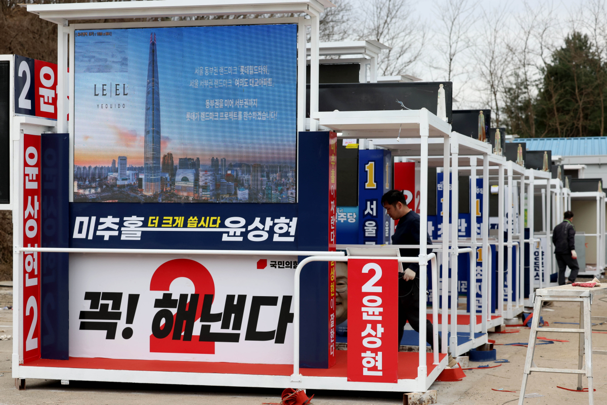 ▲4·10 총선 공식선거운동 개시를 사흘 앞둔 25일 경기 여주시의 한 차량광고업체에서 국회의원선거에 출마한 후보들의 유세차량이 제작되고 있다. 선거운동기간은 28일부터 총선 전날인 내달 9일까지다. 신태현 기자 holjjak@