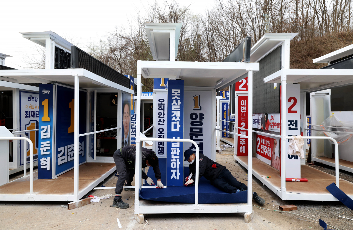 ▲4·10 총선 공식선거운동 개시를 사흘 앞둔 25일 경기 여주시의 한 차량광고업체에서 국회의원선거에 출마한 후보들의 유세차량이 제작되고 있다. 선거운동기간은 28일부터 총선 전날인 내달 9일까지다. 신태현 기자 holjjak@