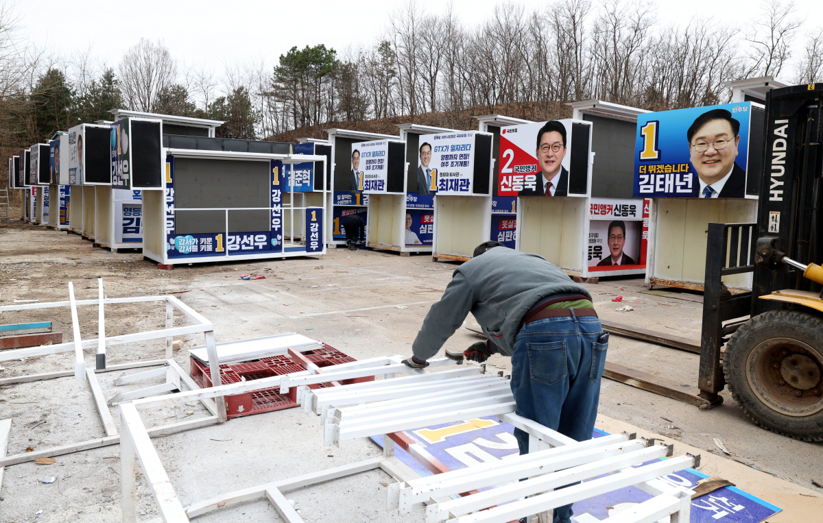 ▲4·10 총선 공식선거운동 개시를 사흘 앞둔 25일 경기 여주시의 한 차량광고업체에서 국회의원선거에 출마한 후보들의 유세차량이 제작되고 있다. 선거운동기간은 28일부터 총선 전날인 내달 9일까지다. 신태현 기자 holjjak@