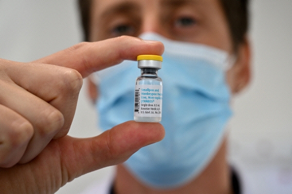 ▲의료진이 엠폭스 백신이 담긴 병을 들고 있다. AFP연합뉴스