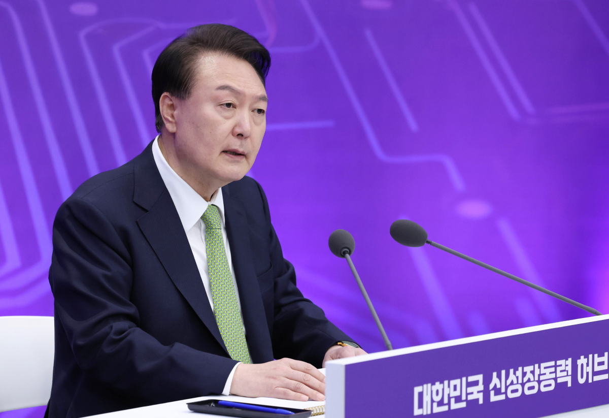 ▲윤석열 대통령이 25일 경기도 용인특례시청에서 '대한민국 신성장동력 허브, 용인특례시'를 주제로 열린 스물세 번째 국민과 함께하는 민생토론회에서 자료를 살피며 발언하고 있다. (연합뉴스)