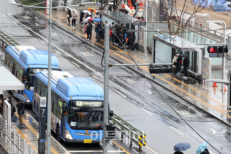 ▲서울 시내버스 노조가 총파업을 예고한 25일 서울역 버스종합환승센터에서 시민들이 버스를 기다리고 있다. 노조는 26일 총파업 여부에 대한 전체 조합원들의 찬반 투표를 거쳐 28일 오전 4시부터 총파업에 돌입할 계획이다. 고이란 기자 photoeran@