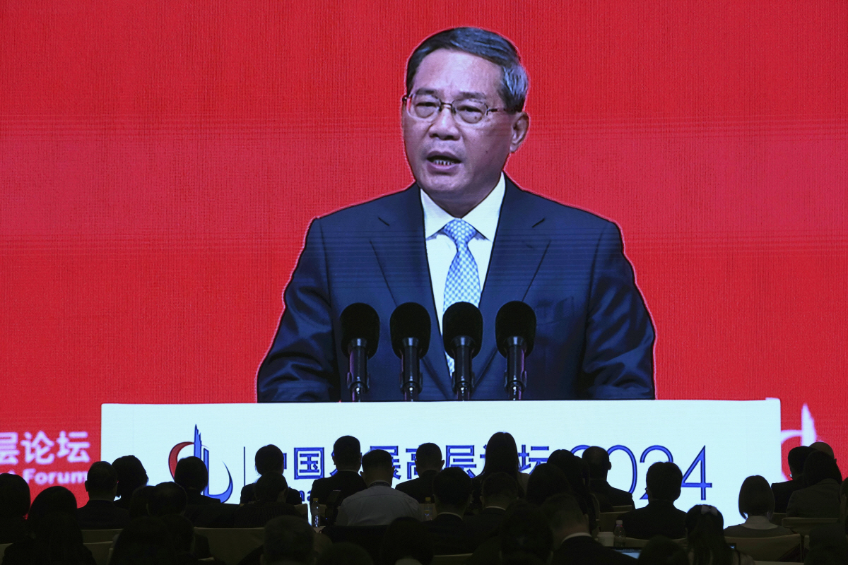 ▲리창 중국 총리가 24일 베이징에서 열린 중국발전포럼 개막식에서 연설하는 장면이 대형 스크린으로 방영되고 있다. 베이징/AP뉴시스