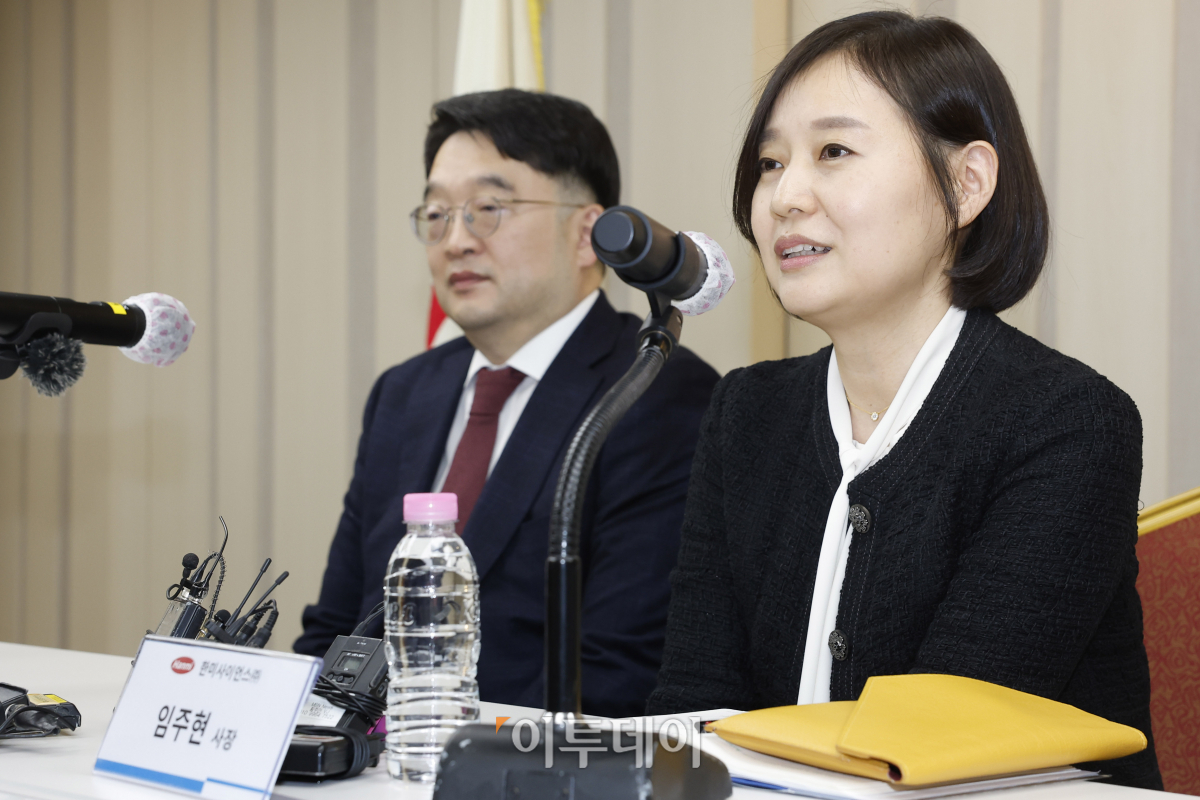 ▲임주현(오른쪽) 한미사이언스 사장과 이우현 OCI홀딩스 회장이 25일 서울 송파구 한미타워에서 기자회견을 하고 있다. 조현호 기자 hyunho@