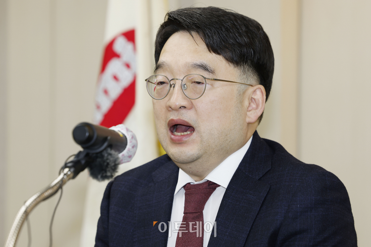 ▲이우현 OCI홀딩스 회장이 25일 서울 송파구 한미타워에서 기자회견을 하고 있다. 조현호 기자 hyunho@