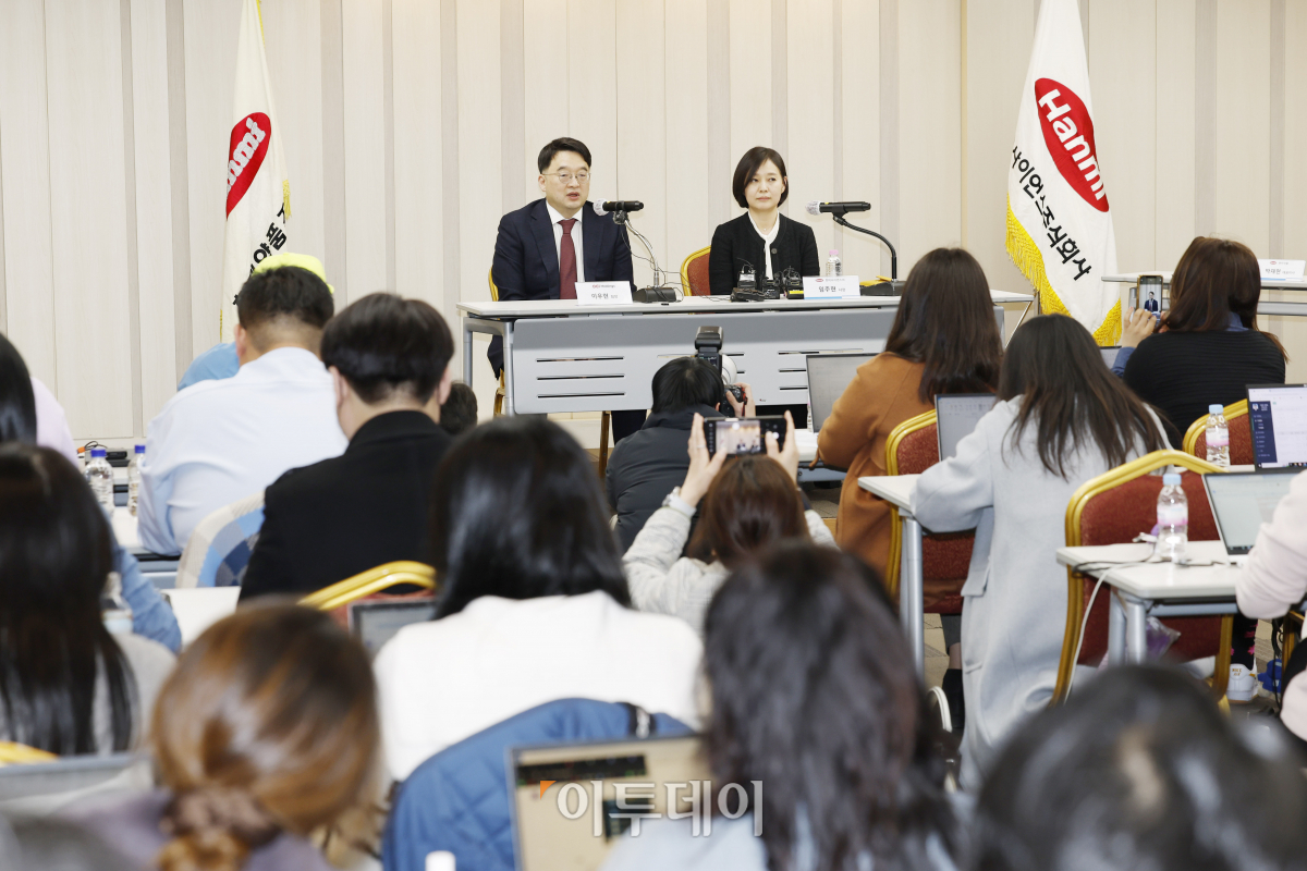 ▲임주현(오른쪽) 한미사이언스 사장과 이우현 OCI홀딩스 회장이 25일 서울 송파구 한미타워에서 기자회견을 하고 있다. 조현호 기자 hyunho@