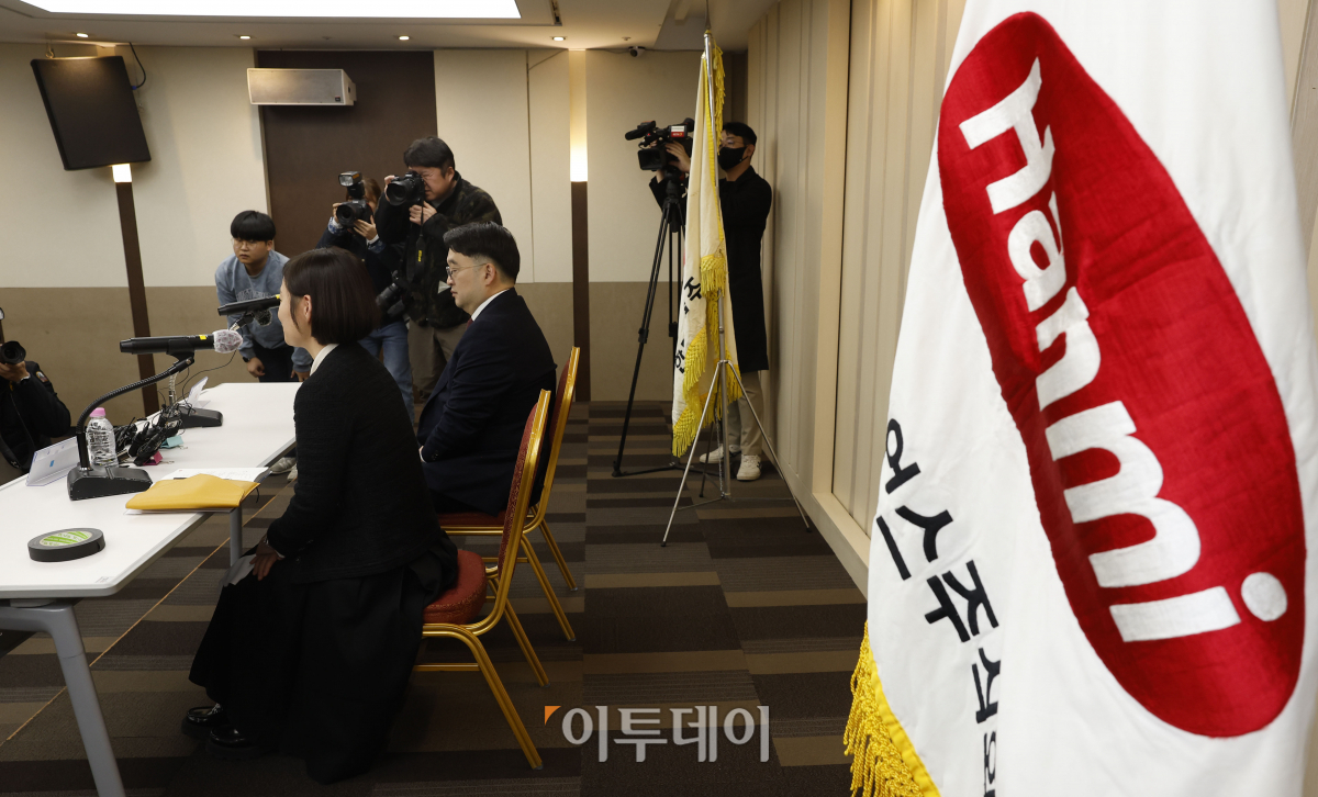 ▲임주현(왼쪽) 한미사이언스 사장과 이우현 OCI홀딩스 회장이 25일 서울 송파구 한미타워에서 기자회견을 하고 있다. 조현호 기자 hyunho@