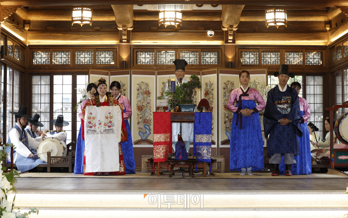 ▲25일 서울 중구 한국의집에서 새터민 출신 박효심·이일덕 부부가 전통혼례를 올리고 있다. 이날 열린 사회적 배려 대상자를 위한 전통혼례·돌잔치 지원 사업은 문화재청과 한국문화재재단이 사회적 배려 대상자의 결혼 및 돌잔치 기회 제공을 통해 전통문화 향유 가치 확산·사회적 격차 해소 등의 국가 유산 복지를 실현하고자 하는 취지로 기획되었다. 사업은 4월 15일부터 11월 4일까지 매주 진행된다. 조현호 기자 hyunho@