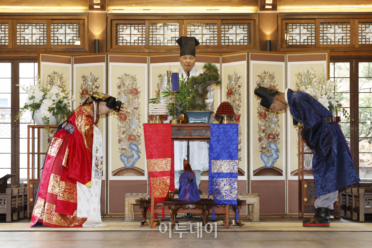 ▲25일 서울 중구 한국의집에서 새터민 출신 박효심·이일덕 부부가 전통혼례를 올리고 있다. 이날 열린 사회적 배려 대상자를 위한 전통혼례·돌잔치 지원 사업은 문화재청과 한국문화재재단이 사회적 배려 대상자의 결혼 및 돌잔치 기회 제공을 통해 전통문화 향유 가치 확산·사회적 격차 해소 등의 국가 유산 복지를 실현하고자 하는 취지로 기획되었다. 사업은 4월 15일부터 11월 4일까지 매주 진행된다. 조현호 기자 hyunho@
