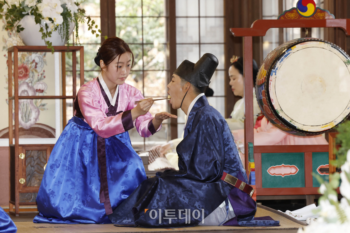 ▲25일 서울 중구 한국의집에서 새터민 출신 박효심·이일덕 부부가 전통혼례를 올리고 있다. 이날 열린 사회적 배려 대상자를 위한 전통혼례·돌잔치 지원 사업은 문화재청과 한국문화재재단이 사회적 배려 대상자의 결혼 및 돌잔치 기회 제공을 통해 전통문화 향유 가치 확산·사회적 격차 해소 등의 국가 유산 복지를 실현하고자 하는 취지로 기획되었다. 사업은 4월 15일부터 11월 4일까지 매주 진행된다. 조현호 기자 hyunho@