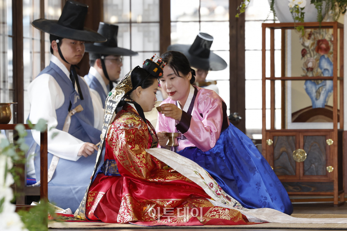 ▲25일 서울 중구 한국의집에서 새터민 출신 박효심·이일덕 부부가 전통혼례를 올리고 있다. 이날 열린 사회적 배려 대상자를 위한 전통혼례·돌잔치 지원 사업은 문화재청과 한국문화재재단이 사회적 배려 대상자의 결혼 및 돌잔치 기회 제공을 통해 전통문화 향유 가치 확산·사회적 격차 해소 등의 국가 유산 복지를 실현하고자 하는 취지로 기획되었다. 사업은 4월 15일부터 11월 4일까지 매주 진행된다. 조현호 기자 hyunho@