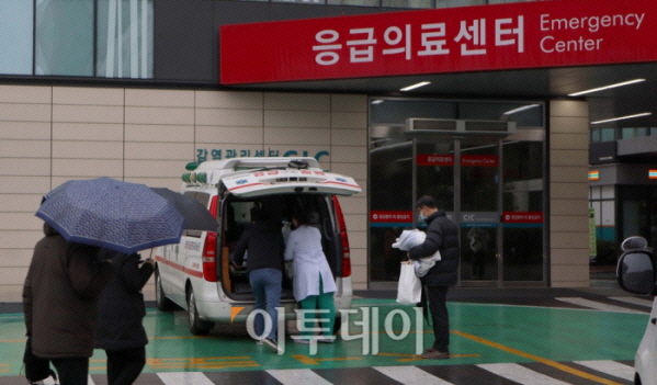 ▲사진은 기사 내용과 관련 없음. 서울의 한 대학병원에서 관계자들이 환자를 구급차에 태우고 있다. 신태현 기자 holjjak@