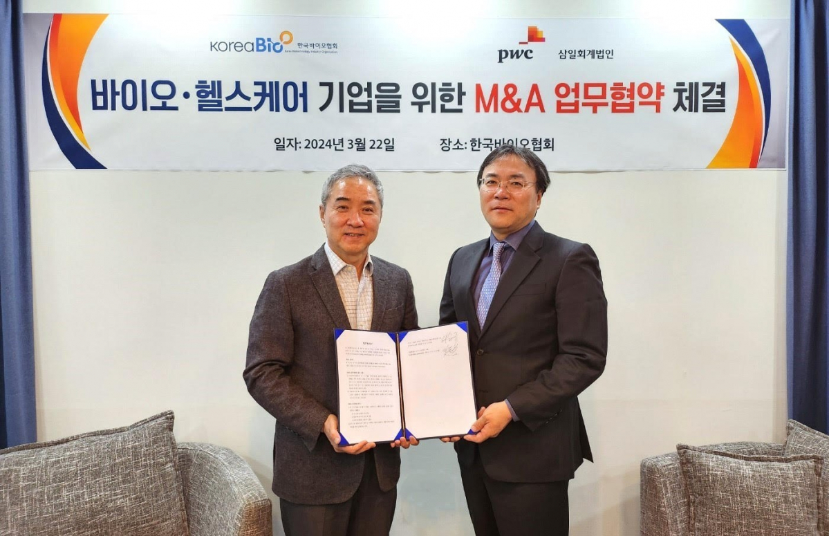 ▲이승규 한국바이오협회 부회장(사진 왼쪽)과 이도신 삼일회계법인 유니콘지원센터장 이 22일 열린 업무협약 체결식에서 기념촬영을 하고 있다 (사진=삼일회계법인)