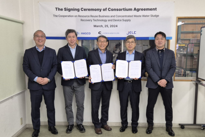 ▲한성크린텍은 25일 일본 나고야 지포스재팬 본사에서 기술협력 및 장치공급을 위한 양해각서(MOU)를 체결했다. 사진 왼쪽부터 한성크린텍 박성민 기술영업 팀장, 지포스재팬 보노시게키 대표, JELK 권혁익 대표, 한성크린텍 박종운 대표, 손훈진 사업1본부장.(사진제공 =한성크린텍)