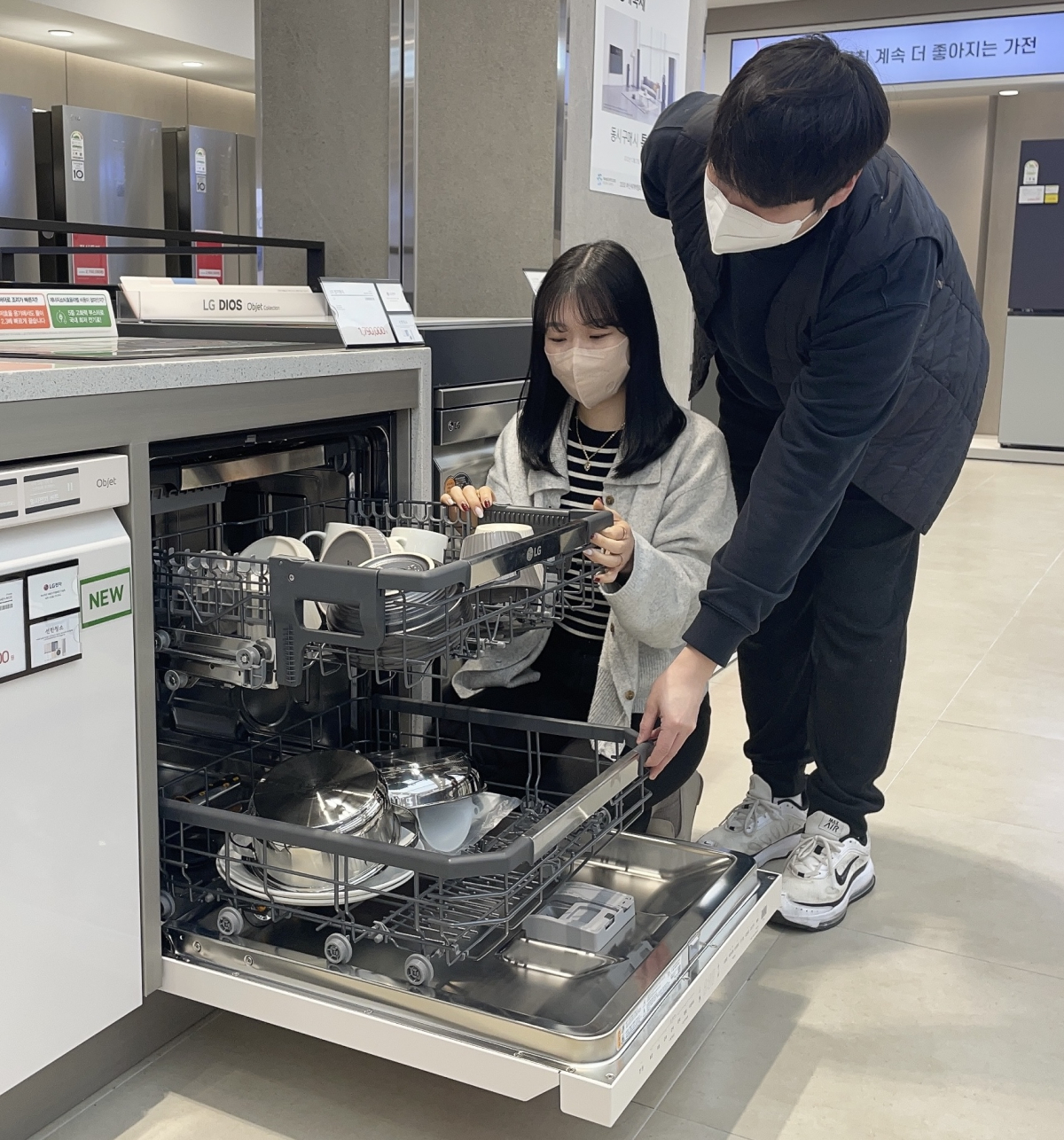 ▲26일 전자랜드 용산본점에서 신혼부부가 식기세척기를 살펴보고 있다. (사진제공=전자랜드)