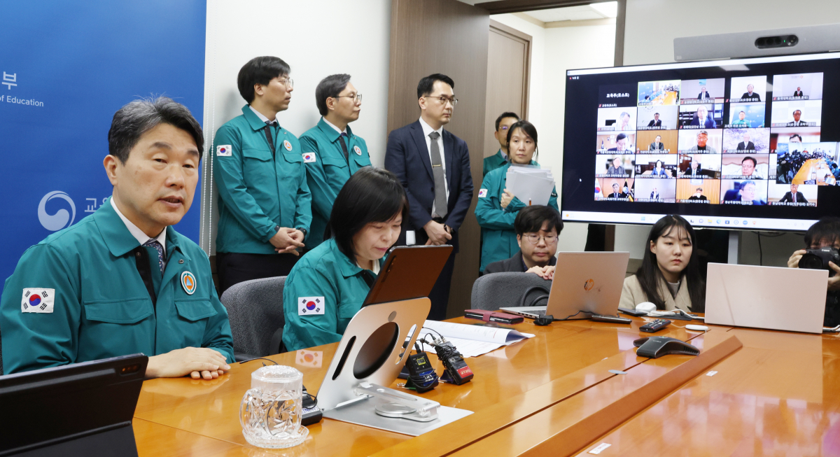 ▲이주호 사회부총리 겸 교육부 장관이 22일 오전 서울 종로구 정부서울청사에서 영상으로 열린 의대 운영대학총장 간담회에 참석해 발언하고 있다. 이날 이주호 부총리는 40개 의과대학 운영 대학총장들과의 간담회에서 의과대학 학사운영 정상화 협조 요청 등을 했다.  (뉴시스)