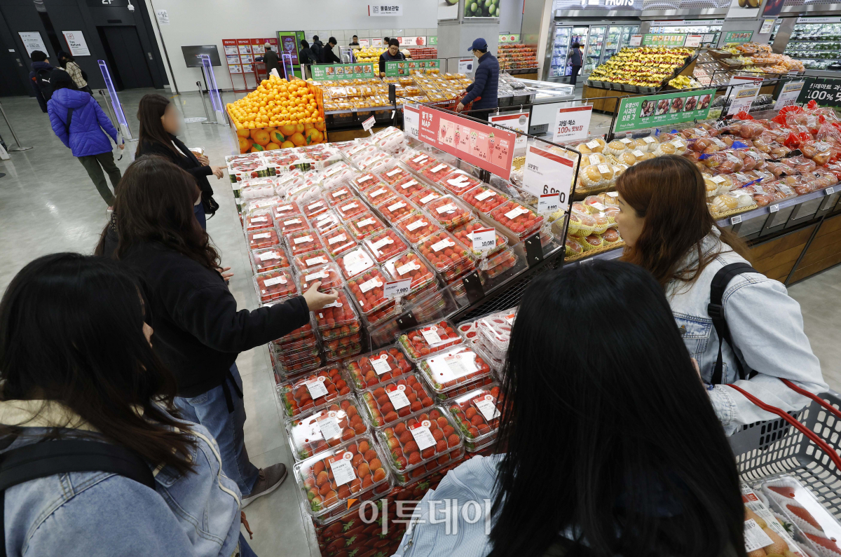 ▲3월 기대인플레이션율이 5개월만에 상승했다. 26일 한국은행이 발표한 '소비자동향조사' 결과에 따르면 3월 기대인플레이션율은 전월보다 0.2%포인트 오른 3.2%를 기록했다. 기대인플레이션율은 지난해 10∼11월 3.4%에서 12월 3.2%, 1∼2월 3.0%를 기록하는 등 점차 하락하다가 3월 상승했다. 이날 서울 시내 한 대형마트에서 시민들이 장을 보고 있다. 조현호 기자 hyunho@