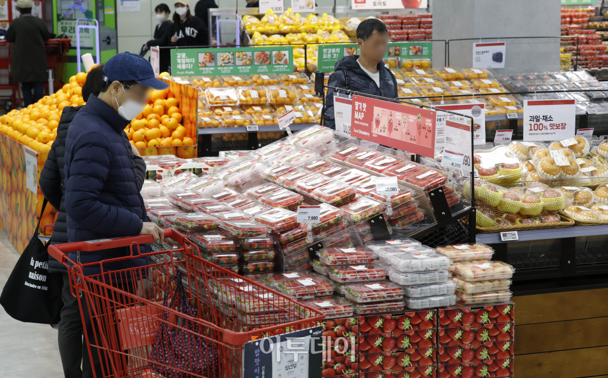 ▲3월 기대인플레이션율이 5개월만에 상승했다. 26일 한국은행이 발표한 '소비자동향조사' 결과에 따르면 3월 기대인플레이션율은 전월보다 0.2%포인트 오른 3.2%를 기록했다. 기대인플레이션율은 지난해 10∼11월 3.4%에서 12월 3.2%, 1∼2월 3.0%를 기록하는 등 점차 하락하다가 3월 상승했다. 이날 서울 시내 한 대형마트에서 시민들이 장을 보고 있다. 조현호 기자 hyunho@