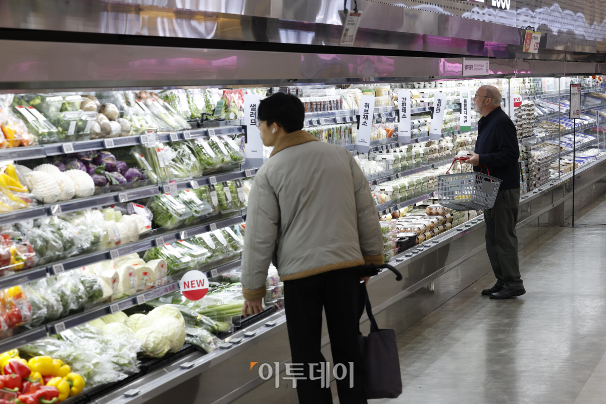 ▲3월 기대인플레이션율이 5개월만에 상승했다. 26일 한국은행이 발표한 '소비자동향조사' 결과에 따르면 3월 기대인플레이션율은 전월보다 0.2%포인트 오른 3.2%를 기록했다. 기대인플레이션율은 지난해 10∼11월 3.4%에서 12월 3.2%, 1∼2월 3.0%를 기록하는 등 점차 하락하다가 3월 상승했다. 이날 서울 시내 한 대형마트에서 시민들이 장을 보고 있다. 조현호 기자 hyunho@