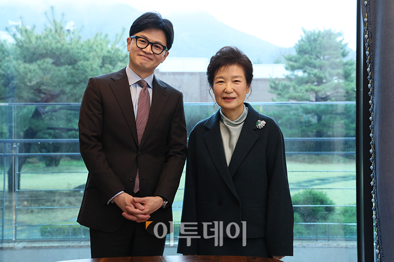 ▲한동훈(왼쪽) 국민의힘 비상대책위원장이 26일 대구 달성군 유가읍 사저에서 박근혜 전 대통령을 예방하고 있다. 사진제공=국민의힘