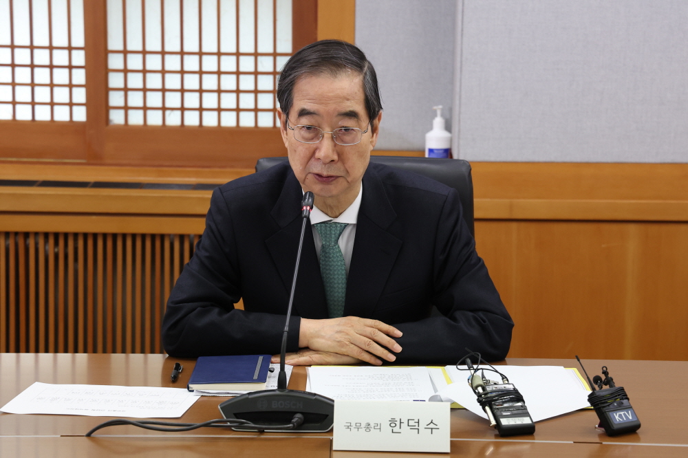 ▲한덕수 국무총리가 26일 오후 서울 종로구 서울대 연건캠퍼스 내 의과대학 대회의실에서 의료계 관계자들과 의료 개혁 현안 논의를 위한 간담회를 하고 있다. (연합뉴스)