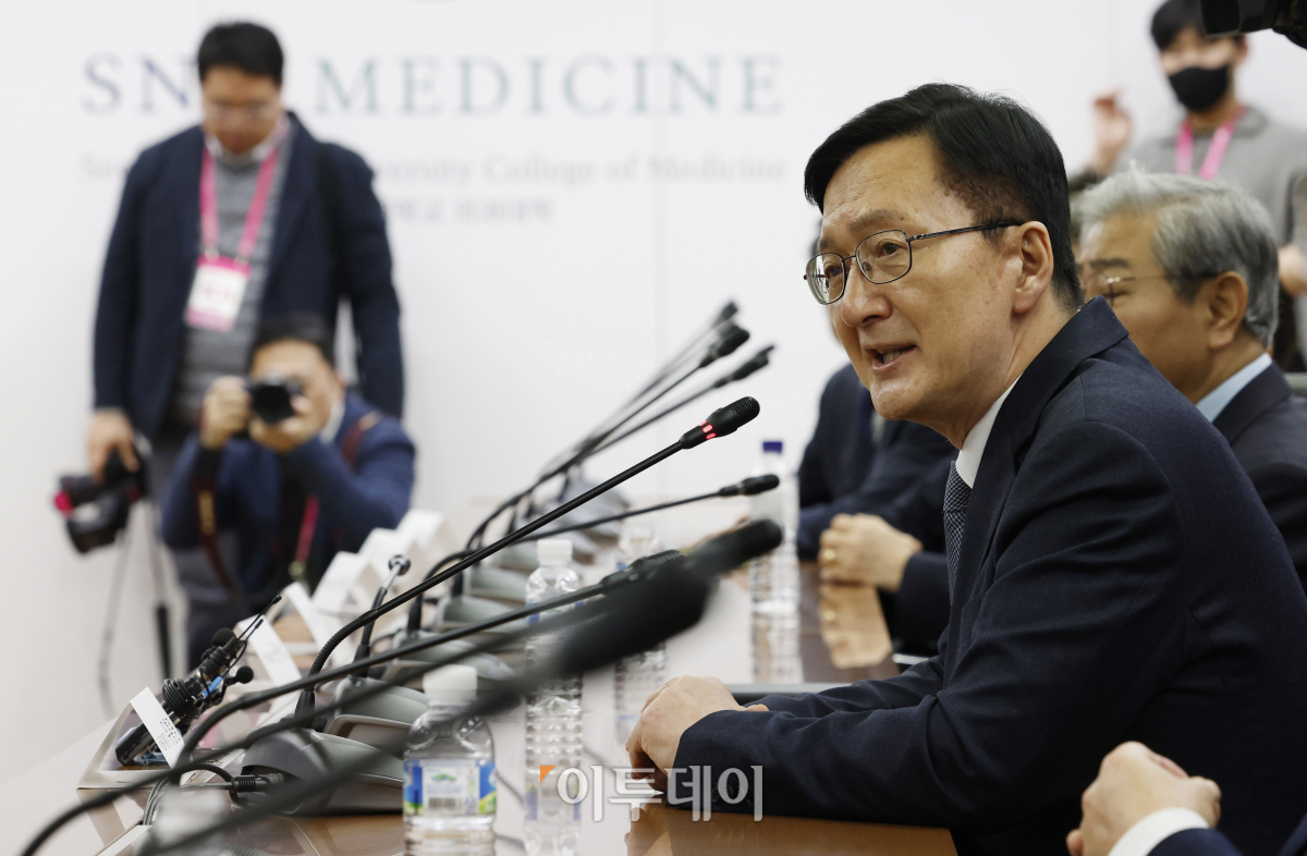 ▲유홍림 서울대학교 총장이 26일 서울 종로구 서울대학교 연건캠퍼스 의과대학에서 열린 의료 개혁 관련 현안 논의에서 인사말을 하고 있다. 조현호 기자 hyunho@