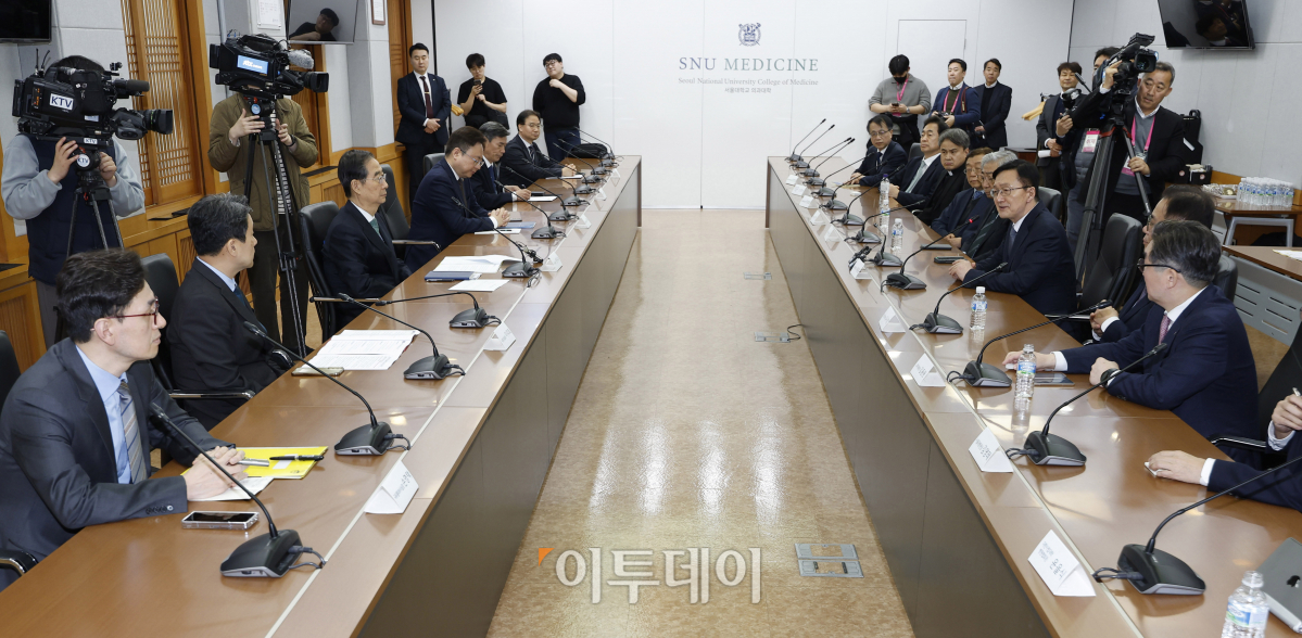 ▲유홍림 서울대학교 총장이 26일 서울 종로구 서울대학교 연건캠퍼스 의과대학에서 열린 의료 개혁 관련 현안 논의에서 인사말을 하고 있다. 조현호 기자 hyunho@