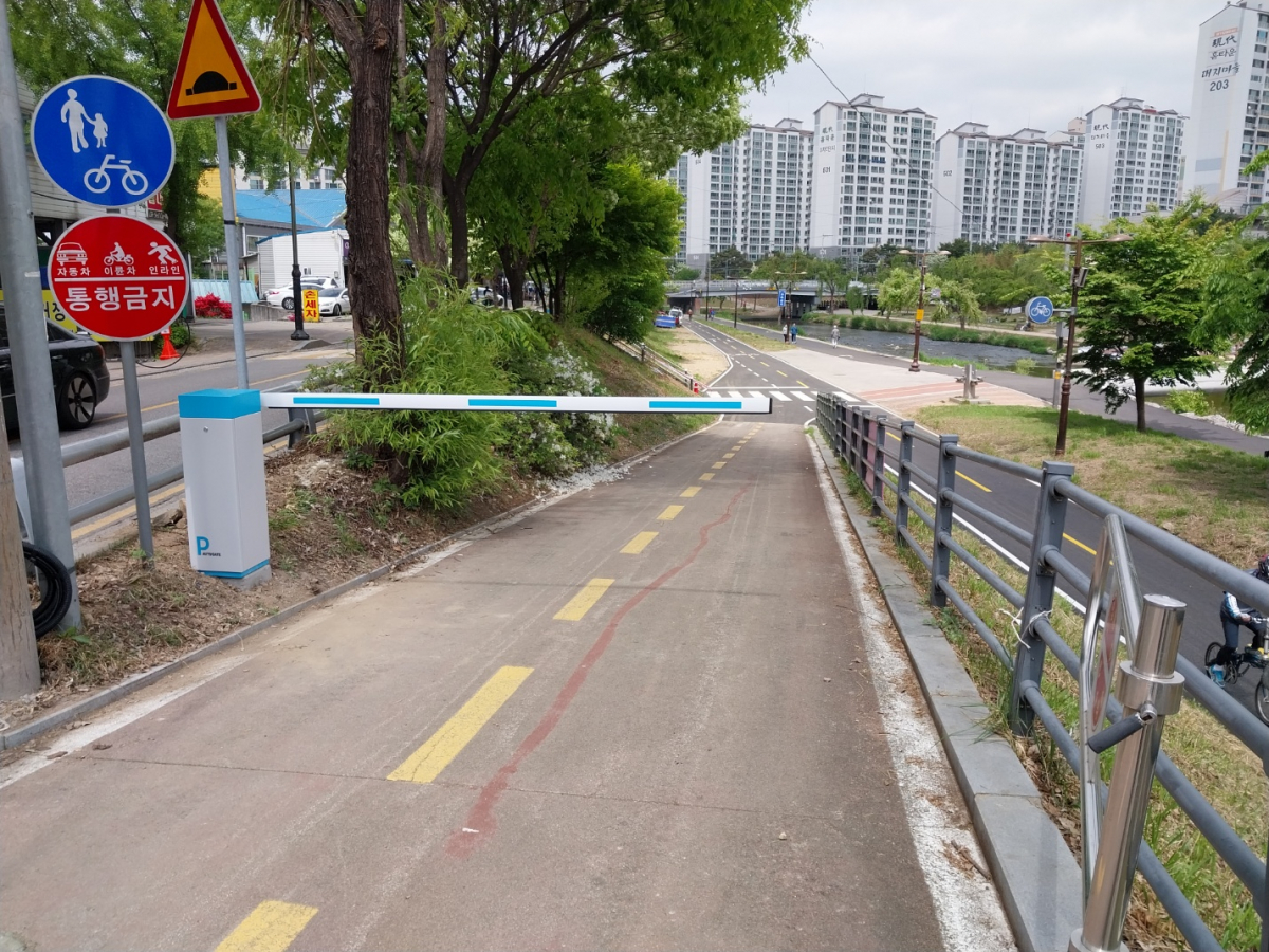▲용인특례시가 수해 예방을 위해 하천 산책로 입구에 자동차단기를 설치한다. 사진은 탄천 산책로. ( 용인특례시)