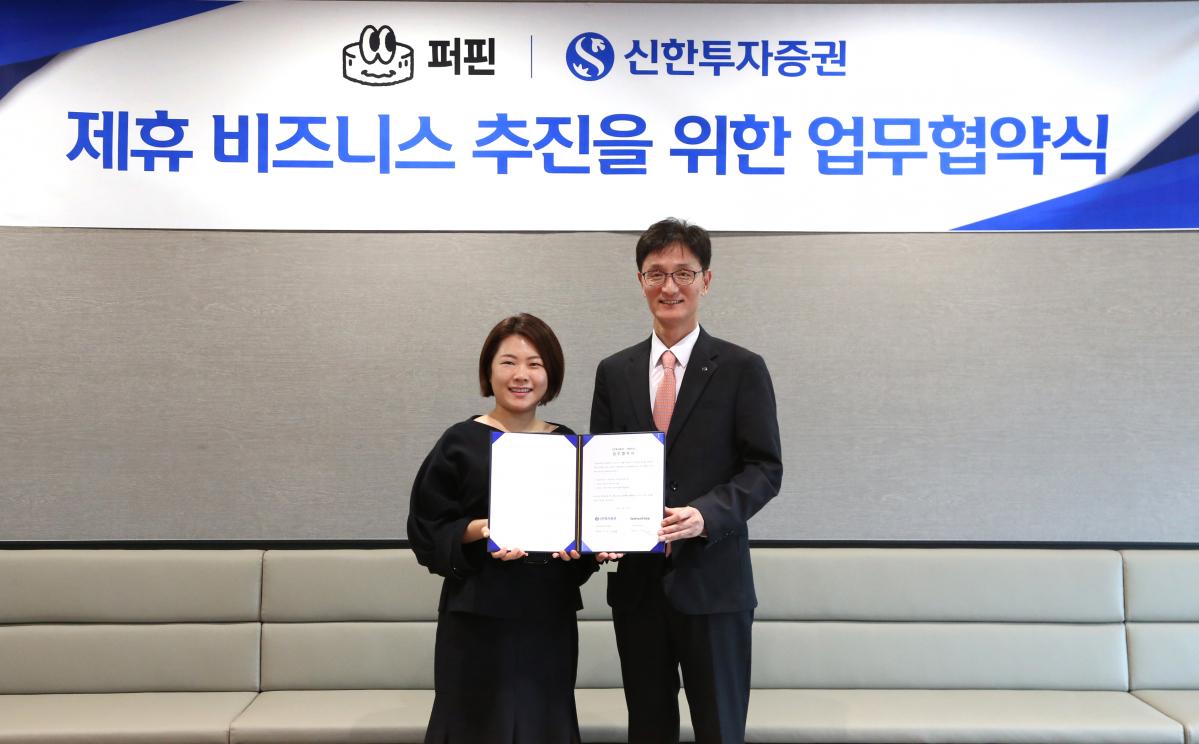 ▲이선훈 신한투자증권 자산관리부문대표(오른쪽)와 이민희 레몬트리 대표가 25일 여의도 신한투자증권 본사에서 MOU를 기념해 사진촬영을 하고 있다. (사진=신한투자증권)