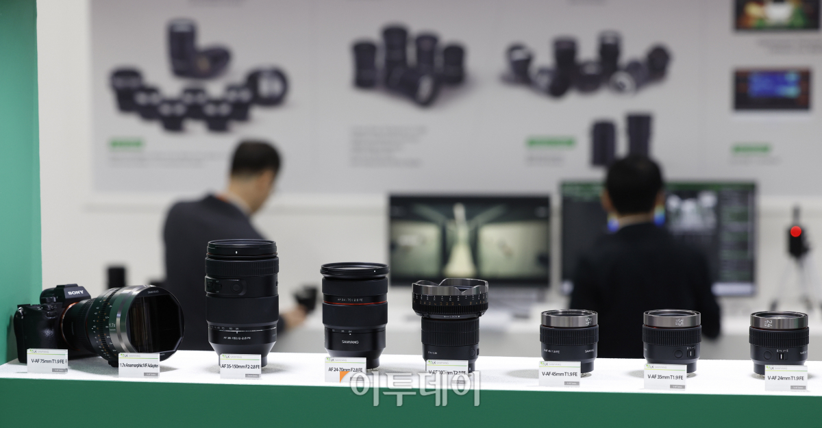 ▲27일 서울 강남구 코엑스에서 열린 스마트 공장 엑스포 자동화 산업전에서 관람객들이 전시를 살펴보고 있다. 조현호 기자 hyunho@