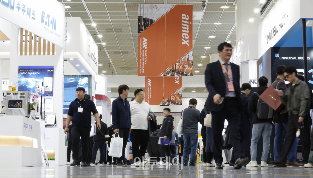 ▲27일 서울 강남구 코엑스에서 열린 스마트 공장 엑스포 자동화 산업전에서 관람객들이 전시를 살펴보고 있다. 조현호 기자 hyunho@