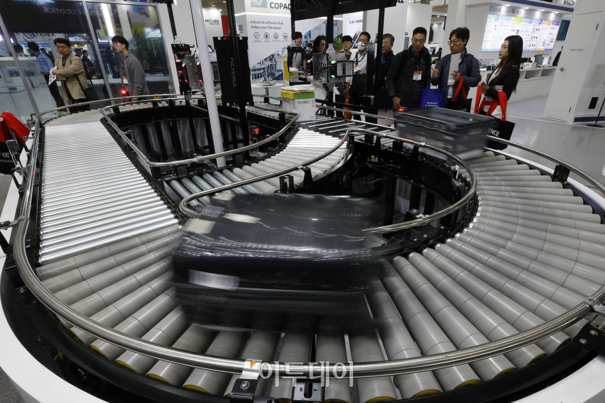 ▲27일 서울 강남구 코엑스에서 열린 스마트 공장 엑스포 자동화 산업전에서 관람객들이 전시를 살펴보고 있다. 조현호 기자 hyunho@