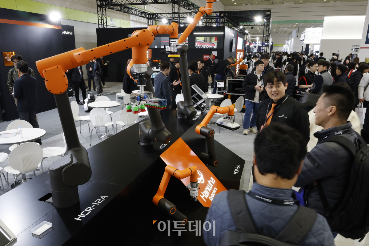 ▲27일 서울 강남구 코엑스에서 열린 스마트 공장 엑스포 자동화 산업전에서 관람객들이 전시를 살펴보고 있다. 조현호 기자 hyunho@