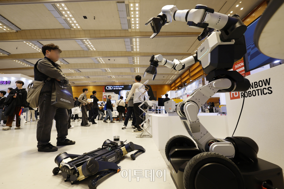 ▲27일 서울 강남구 코엑스에서 열린 스마트 공장 엑스포 자동화 산업전에서 관람객들이 전시를 살펴보고 있다. 조현호 기자 hyunho@