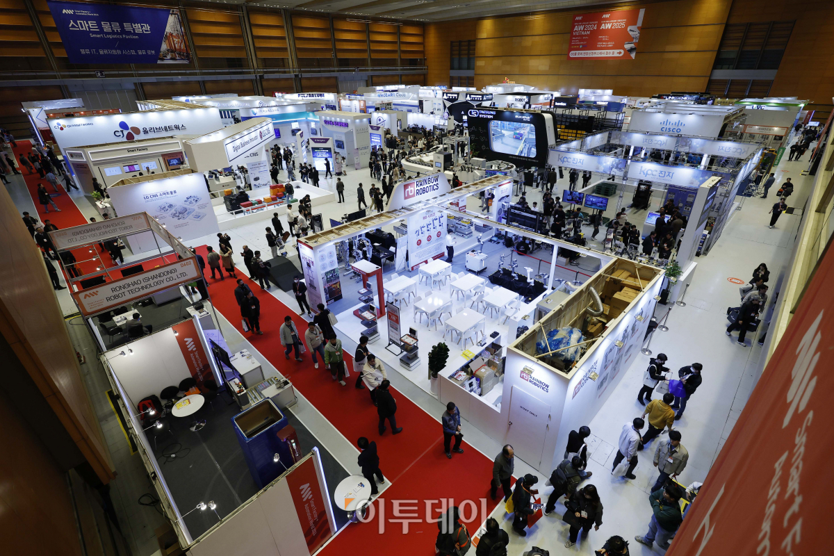 ▲27일 서울 강남구 코엑스에서 열린 스마트 공장 엑스포 자동화 산업전에서 관람객들이 전시를 살펴보고 있다. 조현호 기자 hyunho@
