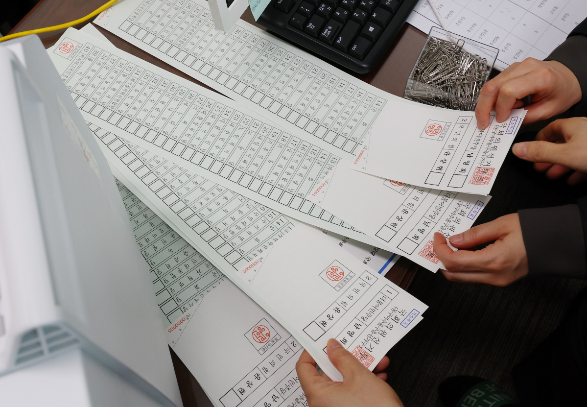 ▲<YONHAP PHOTO-2704> 인쇄된 거소자 투표용지    (인천=연합뉴스) 임순석 기자 = 제22대 국회의원 선거를 14일 앞둔 27일 오전 인천시 미추홀구 선거관리위원회에서 선관위 관계자들이 정당추천위원들의 참관하에 거소자 투표용지를 인쇄하고 있다. 이번 총선에서는 정당 38곳으로 비례대표 투표용지 길이가 51.7cm로 역대 최장이다. 2024.03.27.    soonseok02@yna.co.kr/2024-03-27 12:19:56/<저작권자 ⓒ 1980-2024 ㈜연합뉴스. 무단 전재 재배포 금지, AI 학습 및 활용 금지>