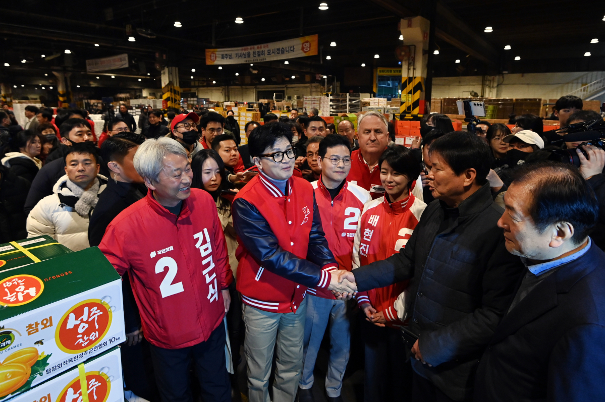 ▲한동훈 국민의힘 비상대책위원장이 28일 서울 송파구 양재대로 가락시장에서 가진 '국민의힘으로 민생살리기' 선거운동개시 민생현장 방문에서 배현진(송파을), 박정훈(송파갑), 김근식(송파병) 후보, 인요한 국민의미래 선거대책위원장 등과 함께 상인들을 만나 인사를 나누고 있다. (뉴시스)