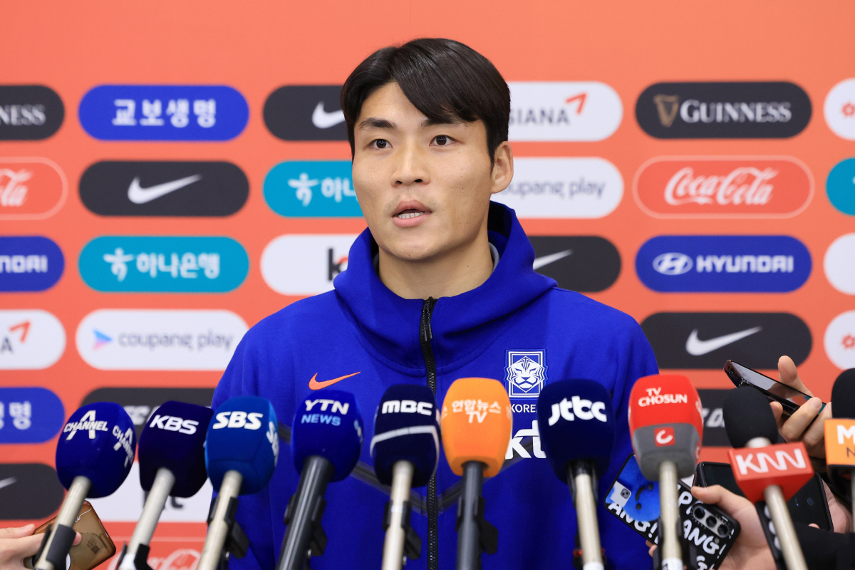 ▲태국과 북중미 월드컵 아시아 2차 예선 C조 4차전을 마친 한국 축구대표팀 박진섭이 27일 오후 인천국제공항 제2여객터미널을 통해 귀국한 뒤 취재진과 인터뷰하고 있다. (연합뉴스)