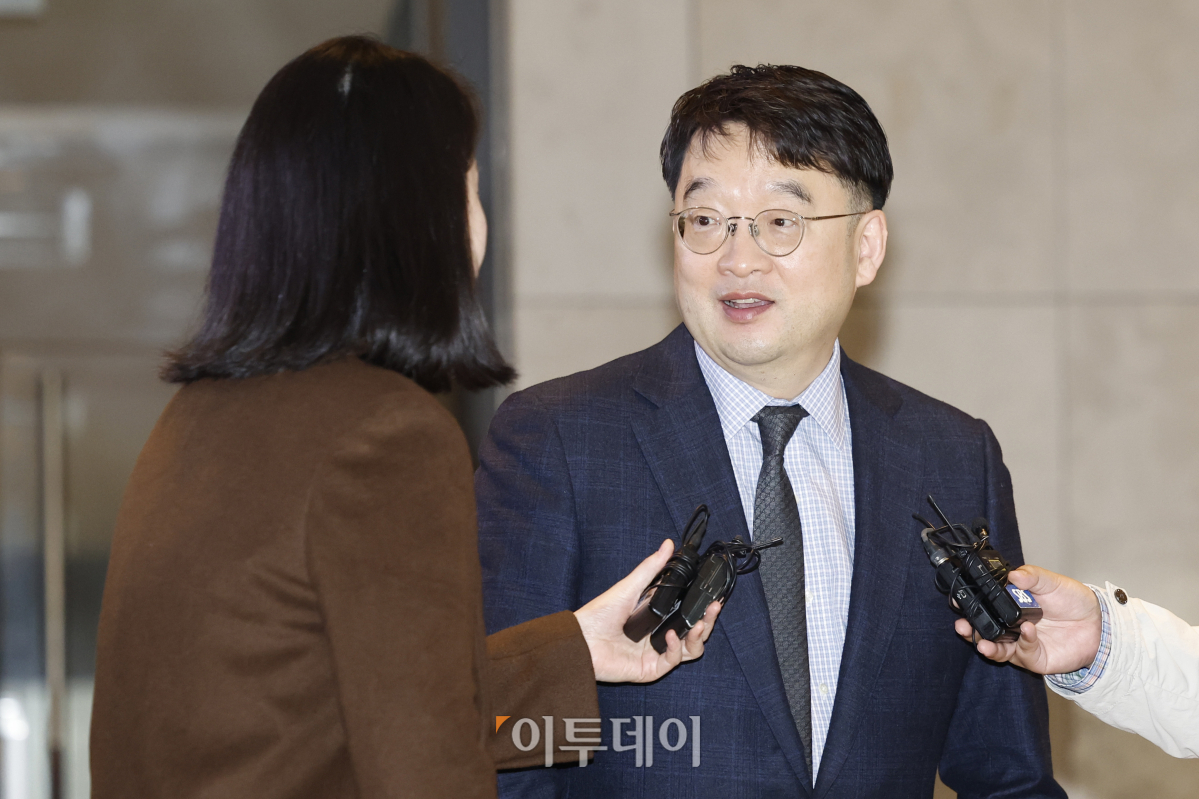 ▲이우현 OCI홀딩스 회장이 28일 경기 화성시 신텍스(SINTEX)에서 열린 제51기 한미사이언스 정기주주총회에 참석하며 취재진의 질문에 답하고 있다. 조현호 기자 hyunho@