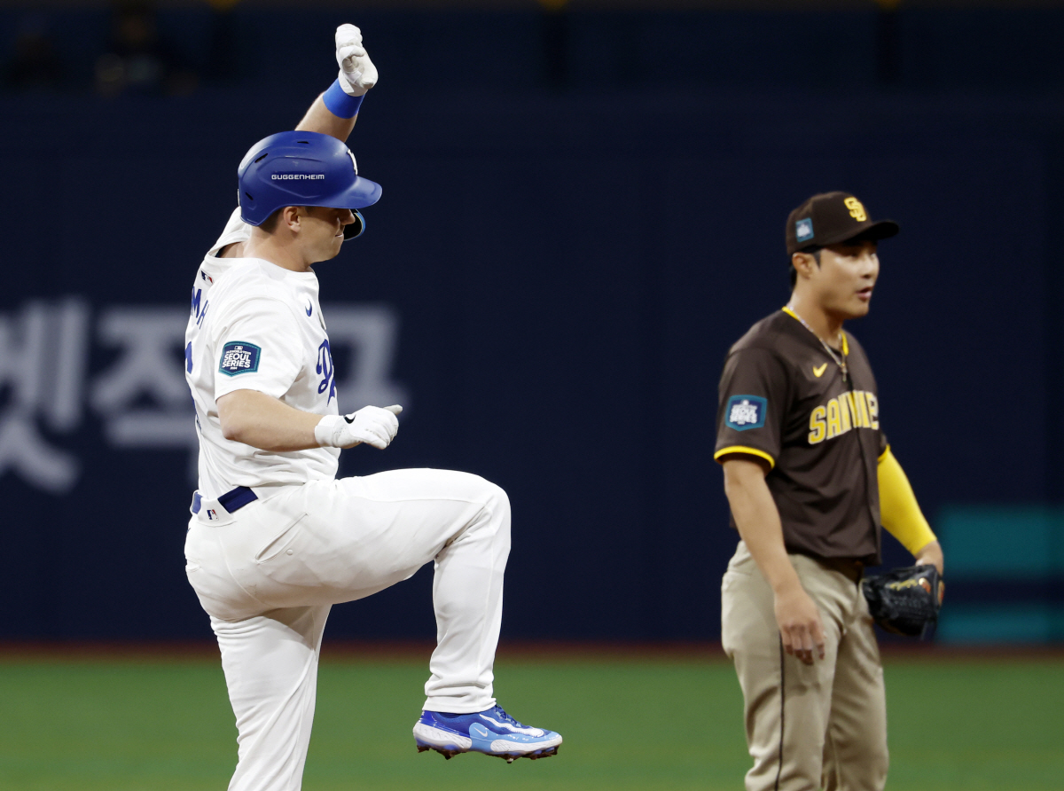 ▲21일 서울 구로구 고척스카이돔에서 열린 2024 미국 메이저리그(MLB) 월드투어 서울
시리즈 공식 개막전 샌디에이고 파드리스와 LA 다저스의 2차전 경기, LA 다저스 1회말 공격 1사 주자 1, 2루서 스미스가 1타점 적시2루타를 때린 뒤 세리머니를 하고 있다. 오른쪽은 샌디에이고 김하성.(연합뉴스)