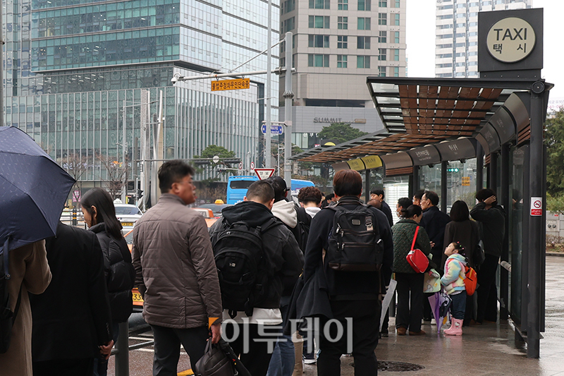 ▲서울 시내버스 노동조합이 12년 만에 총파업에 들어간 28일 서울 용산역 앞 택시 정류장에 시민들이 줄을 서고 있다. 고이란 기자 photoeran@